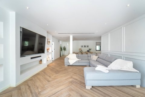 Villa in Dubai 5 bedrooms, 396 sq.m. № 101230 - photo 14