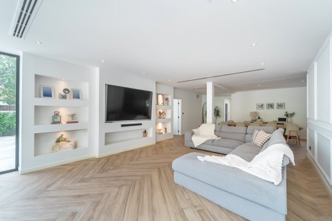 Villa in Dubai 5 bedrooms, 396 sq.m. № 101230