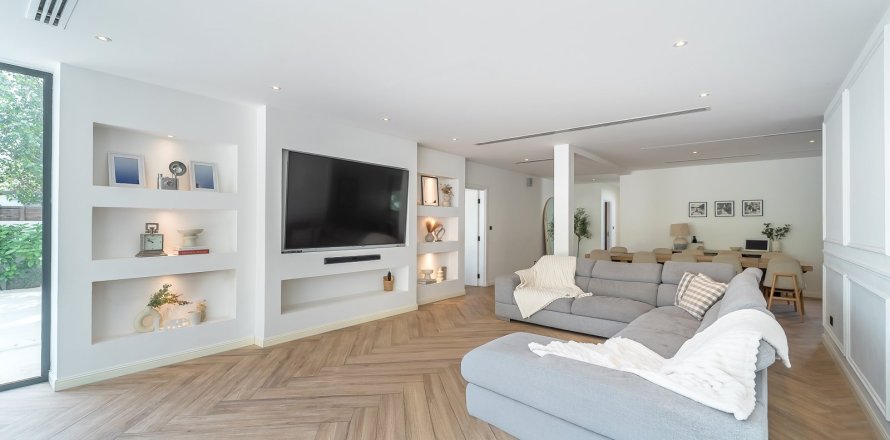 Villa in Dubai 5 bedrooms, 396 sq.m. № 101230