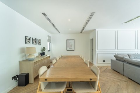 Villa in Dubai 5 bedrooms, 396 sq.m. № 101230 - photo 13