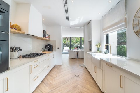 Villa in Dubai 5 bedrooms, 396 sq.m. № 101230 - photo 4