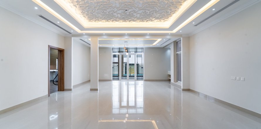 Townhouse in Dubai 6 bedrooms, 930 sq.m. № 101229