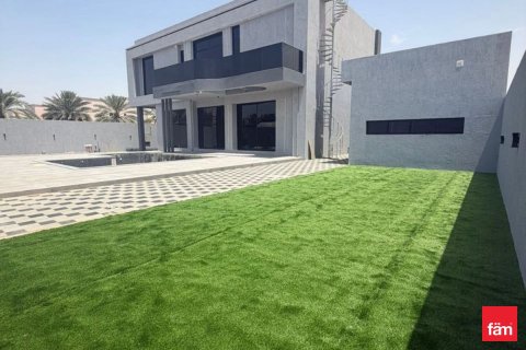 Villa in Dubai 5 bedrooms, 930 sq.m. № 110528