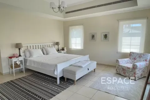 Купить виллу в Арабиан Ранчес, Дубай: 3 спальни, 350м², № 64528 - фото 11