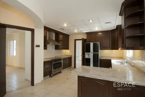 Купить виллу в Арабиан Ранчес, Дубай: 3 спальни, 350м², № 64528 - фото 7