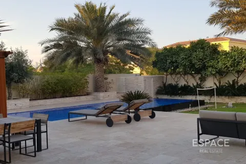 Villa in Dubai 3 bedrooms, 328 sq.m. № 64538 - photo 1