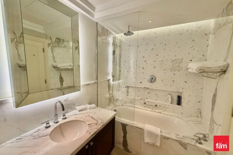 Apartment in Downtown Dubai (Downtown Burj Dubai), Dubai 2 bedrooms, 118.1 sq.m. № 110568 - photo 2