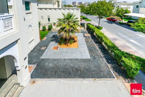 Снять в аренду виллу в Al Furjan, Дубай: 4 спальни, 644.5м², № 110760 - фото 2