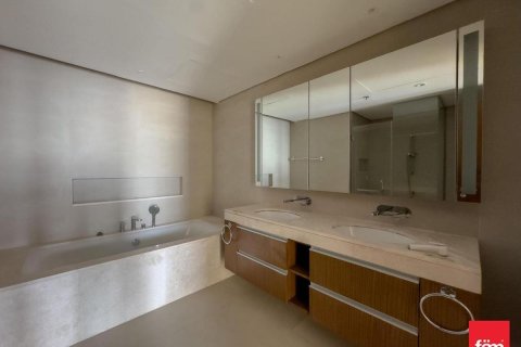 Apartment in Dubai 3 bedrooms, 197.3 sq.m. № 113202 - photo 2