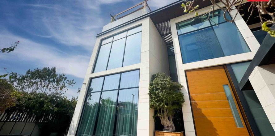 Villa in Dubai 5 bedrooms, 706.1 sq.m. № 48884