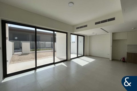 Снять в аренду виллу в The Valley, Дубай: 3 спальни, 174м², № 76465 - фото 2