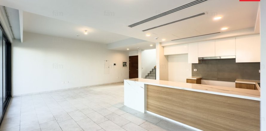 Таунхаус в Дубае, 3 спальни, 160.9м², № 114369