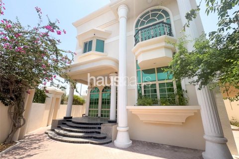 Купить виллу в Умм-Сукейме, Дубай: 5 спален, 513м², № 43733 - фото 1