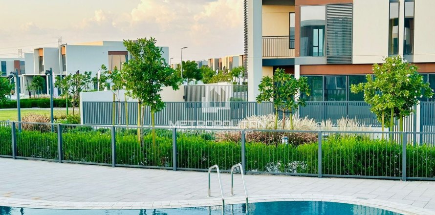 Вилла в Dubai Land, Дубай, 4 спальни, 336м², № 15410