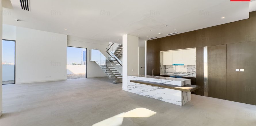 Villa in Dubai 5 bedrooms, 882.8 sq.m. № 71613