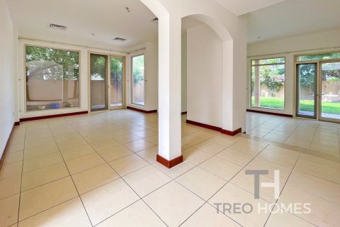 Снять в аренду виллу в Арабиан Ранчес, Дубай: 3 спальни, 294м², № 13537 - фото 3