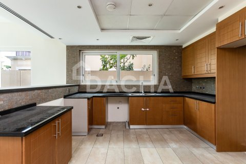 Villa in Jumeirah Park, Dubai 4 bedrooms, 455 sq.m. № 104852 - photo 5