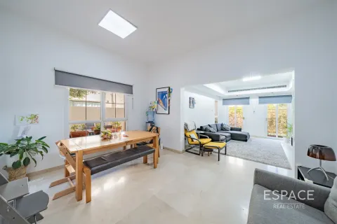 Villa in The Lakes, Dubai 3 bedrooms, 243 sq.m. № 61729 - photo 3