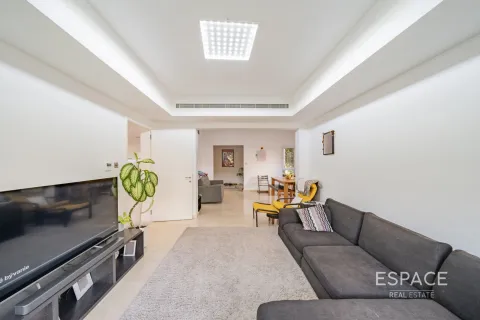 Villa in The Lakes, Dubai 3 bedrooms, 243 sq.m. № 61729 - photo 4