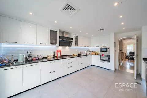 Villa in The Lakes, Dubai 3 bedrooms, 243 sq.m. № 61729 - photo 13