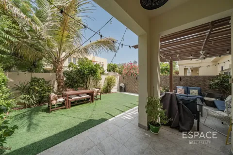 Villa in The Lakes, Dubai 3 bedrooms, 282 sq.m. № 61730 - photo 11