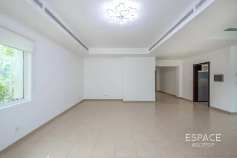 Снять в аренду виллу в Арабиан Ранчес, Дубай: 4 спальни, 361м², № 71369 - фото 3