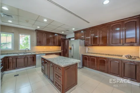 Снять в аренду виллу в Арабиан Ранчес, Дубай: 4 спальни, 361м², № 71369 - фото 4