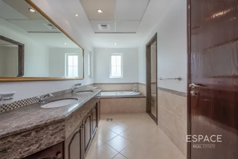 Снять в аренду виллу в Арабиан Ранчес, Дубай: 4 спальни, 361м², № 71369 - фото 8