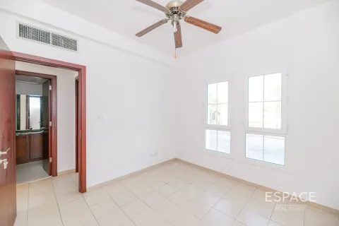 Снять в аренду виллу в Арабиан Ранчес, Дубай: 3 спальни, 283м², № 71352 - фото 7