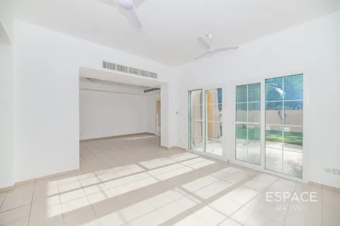 Снять в аренду виллу в Арабиан Ранчес, Дубай: 3 спальни, 283м², № 71352 - фото 1