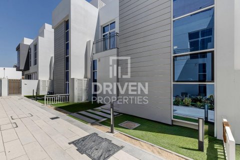 Adosado en Dubai Sports City, Dubai, 4 dormitorios, 157 m², № 19696 - foto 7