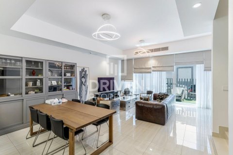 Adosado en Dubai Sports City, Dubai, 4 dormitorios, 157 m², № 19696 - foto 1