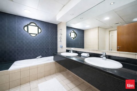 Villa in Jumeirah Islands, Dubai 4 bedrooms, 815.4 sq.m. № 94893 - photo 14