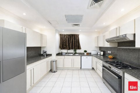 Villa in Jumeirah Islands, Dubai 4 bedrooms, 815.4 sq.m. № 94893 - photo 8