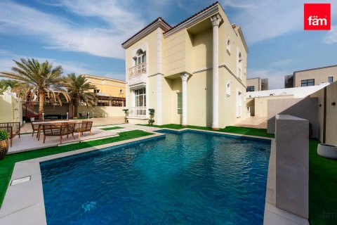 Villa en Dubai, 7 dormitorios, 1073.2 m², № 85885 - foto 2