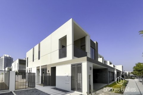 Villa en Dubai, 4 dormitorios, 233 m², № 77198 - foto 1