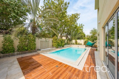 Villa in Meadows, Dubai 4 bedrooms, 390.19 sq.m. № 134696 - photo 24