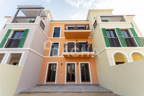 Adosado en Jumeirah, Dubai, 3 dormitorios, 344.4 m², № 6985 - foto 1