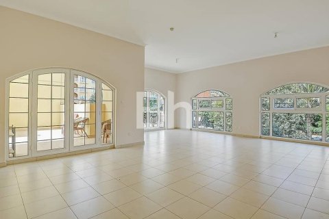 Купить квартиру в Дубай Инвестмент Парке, Дубай: 3 спальни, 242м², № 22082 - фото 1