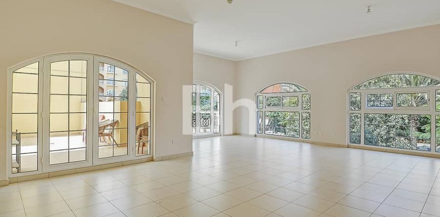 Квартира в Дубай Инвестмент Парке, Дубай, 3 спальни, 242м², № 22082