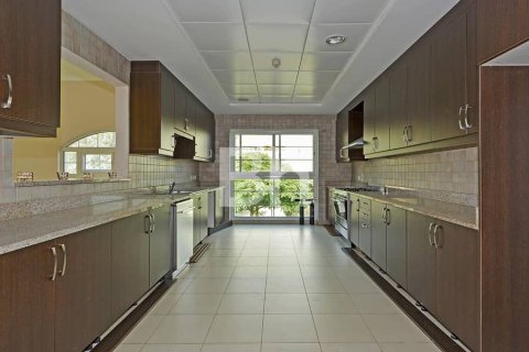 Купить квартиру в Дубай Инвестмент Парке, Дубай: 3 спальни, 242м², № 22082 - фото 3