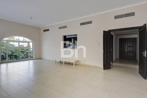 Купить квартиру в Дубай Инвестмент Парке, Дубай: 3 спальни, 242м², № 22082 - фото 2