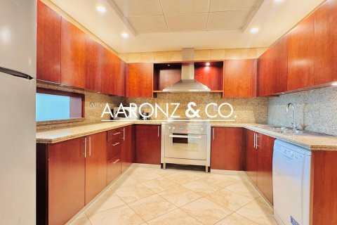 Снять в аренду квартиру в Джумейра Бич Резиденс, Дубай: 3 спальни, 242м², № 89826 - фото 14