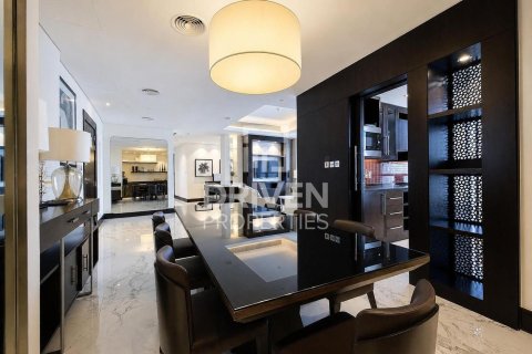 Apartment in Downtown Dubai (Downtown Burj Dubai), Dubai 2 bedrooms, 176.7 sq.m. № 138215 - photo 18