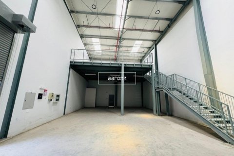 Entrepôt à Al Quoz, Dubai, 329.1 m², № 7808 - photo 6