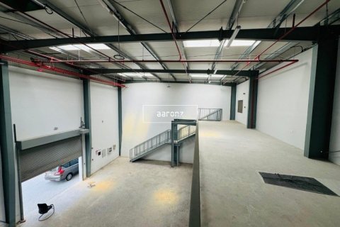 Entrepôt à Al Quoz, Dubai, 329.1 m², № 7808 - photo 1