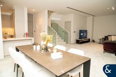 Снять в аренду таунхаус в District 7, Мохаммед Бин Рашид Сити, Дубай: 4 спальни, 306м², № 79088 - фото 2