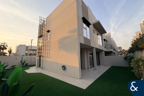 Снять в аренду таунхаус в District 7, Мохаммед Бин Рашид Сити, Дубай: 4 спальни, 306м², № 79088 - фото 1