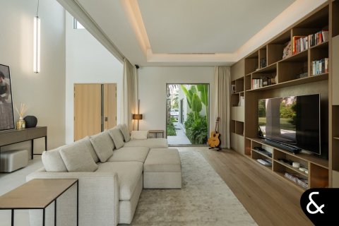 Villa in Jumeirah Islands, Dubai 5 bedrooms, 697 sq.m. № 75964 - photo 16