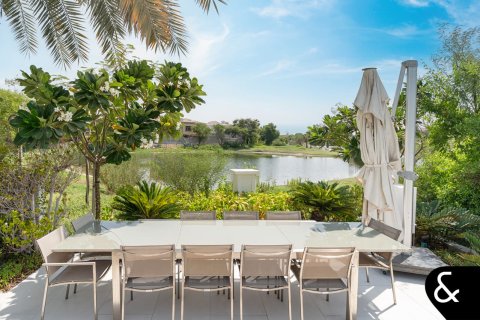 Villa in Jumeirah Islands, Dubai 5 bedrooms, 697 sq.m. № 75964 - photo 24